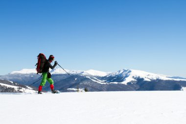 Dağlarda kar ayakkabıları bir sırt çantası ve çadır hiking kış.