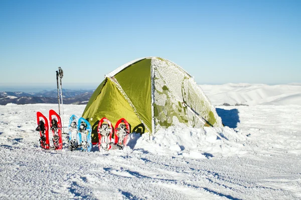 Karpat Dağları hiking kış aylarında kamp. — Stok fotoğraf