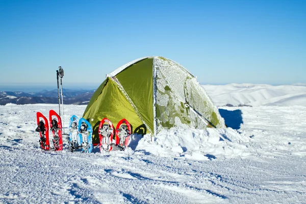 Karpat Dağları hiking kış aylarında kamp. — Stok fotoğraf