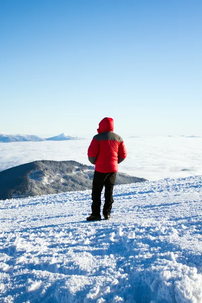 Vinter vandring i bergen på snöskor med en ryggsäck och tält. — Stockfoto