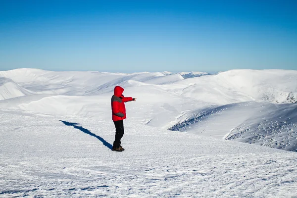 Dağlarda kar ayakkabıları bir sırt çantası ve çadır hiking kış. — Stok fotoğraf
