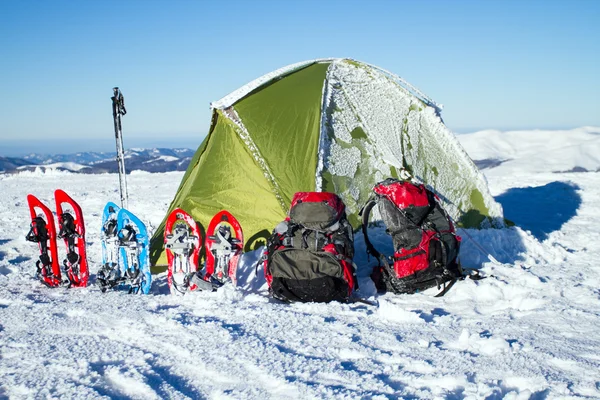 Camping during winter hiking in Carpathian mountains. — Stock Photo, Image
