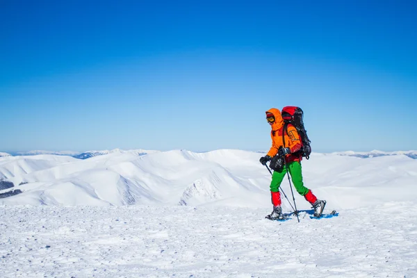 Зимние походы в горы на снегоступах с рюкзаком и палаткой . — стоковое фото