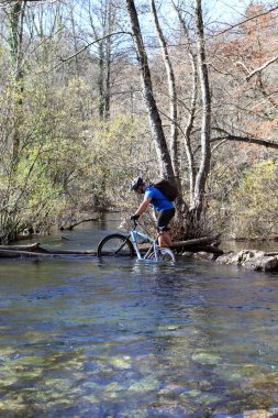 crossing kayalık arazi onun elinde bisiklet ile genç atlet