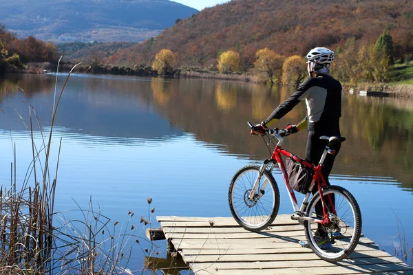 Fietser bovenop een heuvel — Stockfoto