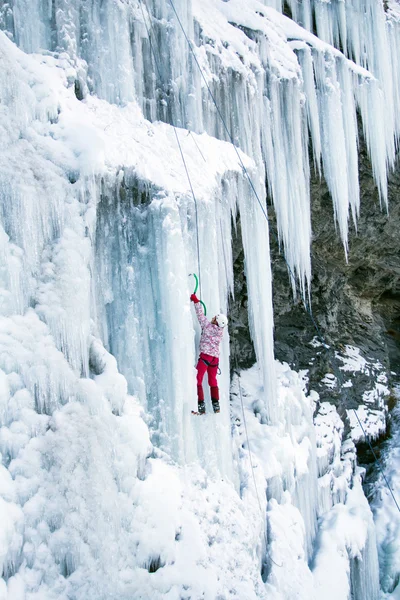 Arrampicata su ghiaccio nel Caucaso settentrionale . — Foto Stock
