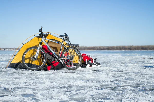 Tent on the ice cost. — Stock Photo, Image
