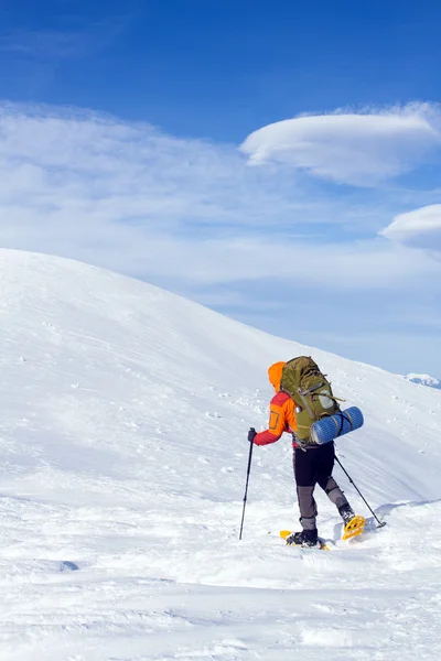 冬のバックパック、テント、スノーシューで山でのハイキング. — ストック写真