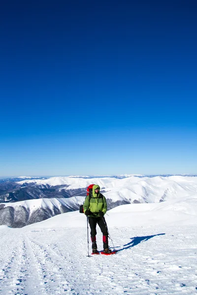 冬のバックパック、テント、スノーシューで山でのハイキング. — ストック写真