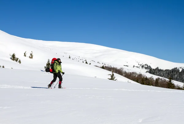 Зимние походы в горы на снегоступах с рюкзаком и палаткой . — стоковое фото