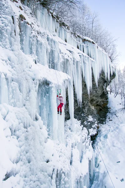 Arrampicata su ghiaccio nel Caucaso settentrionale . — Foto Stock