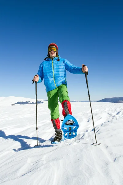 Randonnée hivernale en montagne en raquettes avec sac à dos et tente . — Photo