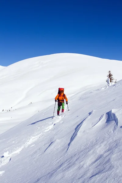Randonnée hivernale en montagne en raquettes avec sac à dos et tente . — Photo