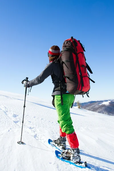 冬のバックパック、テント、スノーシューで山でのハイキング. — ストック写真