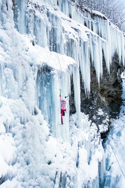 Arrampicata su ghiaccio nel Caucaso settentrionale . — Foto Stock