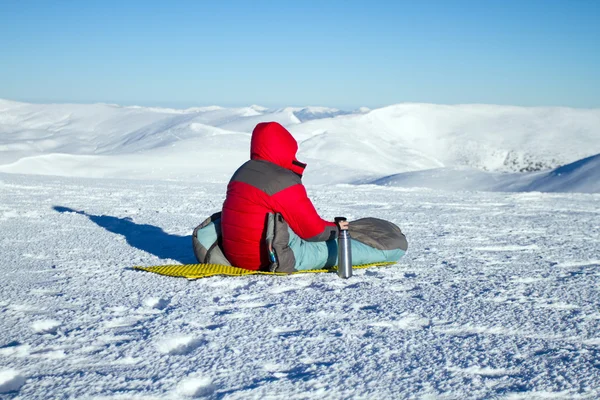 Спортивна людина в гірському поході, людина сидить і відпочиває — стокове фото