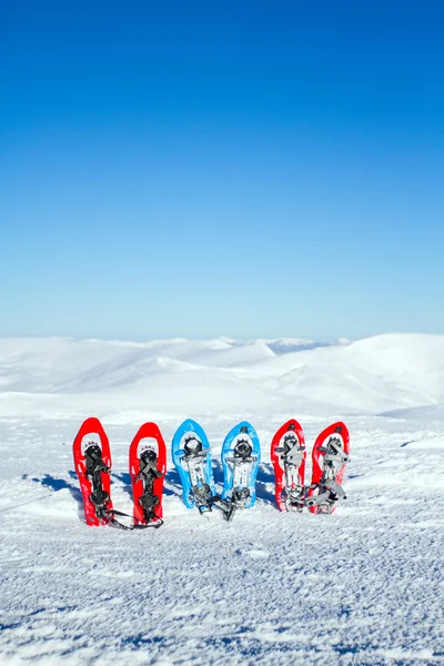 Raquetas de nieve. raquetas de nieve en la nieve . — Foto de Stock