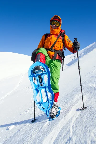 Senderismo de invierno en las montañas en raquetas de nieve con una mochila y tienda de campaña . —  Fotos de Stock