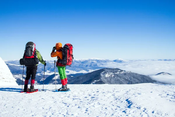 冬のバックパック、テント、スノーシューで山でのハイキング. — ストック写真