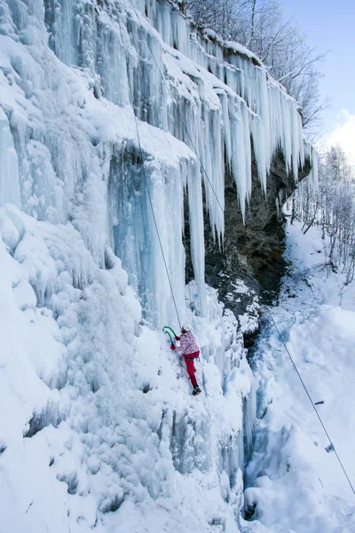 Arrampicata su ghiaccio nel Caucaso settentrionale . — Foto Stock