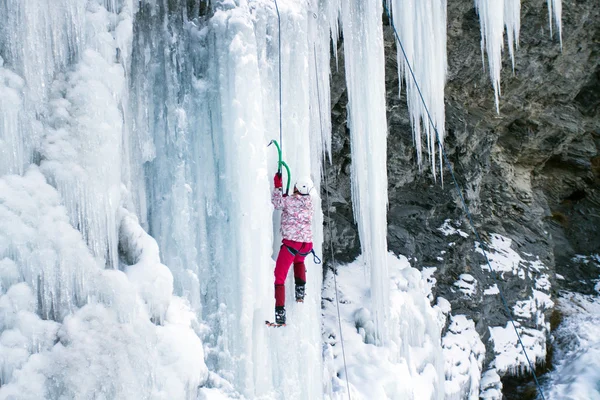 Arrampicata su ghiaccio nel Caucaso settentrionale . — Foto Stock