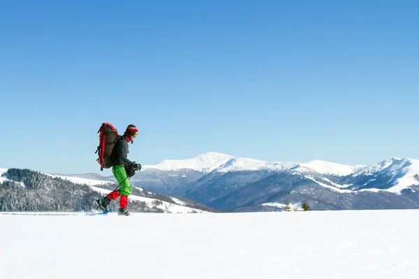 Χειμώνα πεζοπορία στα βουνά για χιονοπέδιλα με ένα σακίδιο και σκηνή. — Φωτογραφία Αρχείου