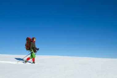 Dağlarda kar ayakkabıları bir sırt çantası ve çadır hiking kış.