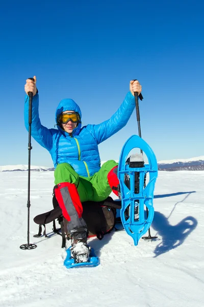 Randonnée hivernale en montagne en raquettes avec sac à dos et tente . — Photo