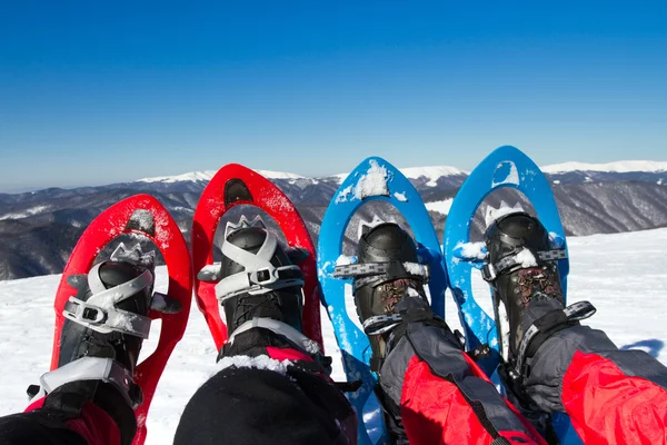 Winter wandelen in de bergen op sneeuwschoenen met een rugzak en tent. — Stockfoto