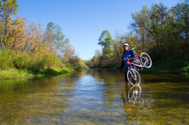 crossing kayalık arazi onun elinde bisiklet ile genç atlet
