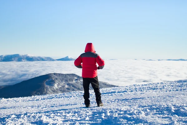 Caminhadas de inverno nas montanhas em sapatos de neve com uma mochila e tenda . — Fotografia de Stock