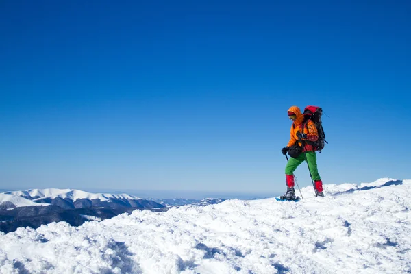 在山里徒步旅行带着背包和帐篷雪的冬天. — 图库照片