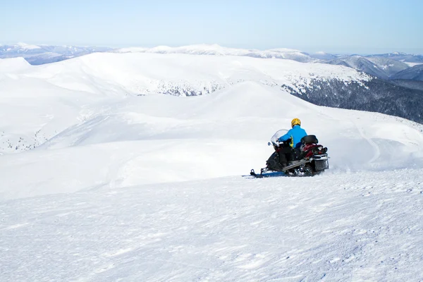 Uomo su motoslitta . — Foto Stock