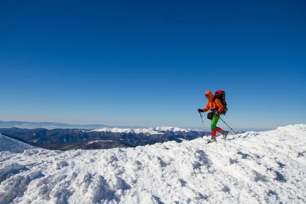 Winter wandelen in de bergen op sneeuwschoenen. — Stockfoto