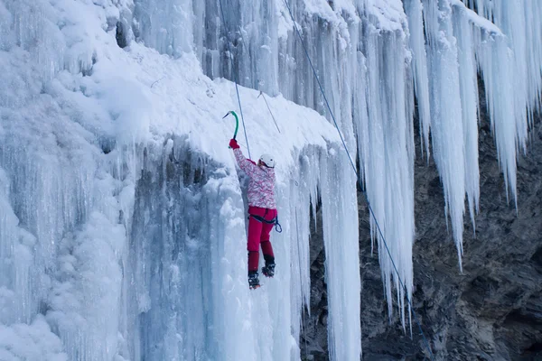Arrampicata su ghiaccio nel Caucaso del Nord.Inverno . — Foto Stock