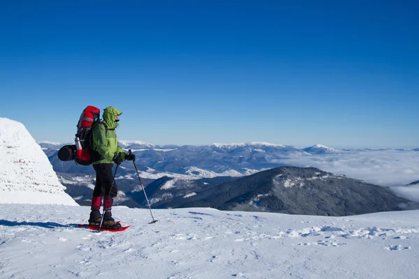 Winter wandelen in de bergen op sneeuwschoenen. — Stockfoto