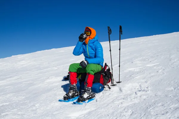 Senderismo de invierno en las montañas en raquetas de nieve . —  Fotos de Stock