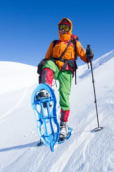 Caminhadas de inverno nas montanhas em sapatos de neve . — Fotografia de Stock