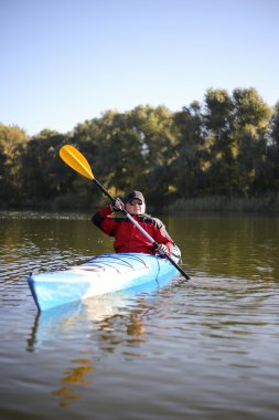 (Lees feribot ve Glen Canyon Barajı arasında Colorado nehir kanosu)