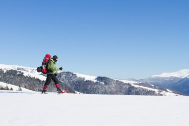 Dağlarda kış yürüyüşü