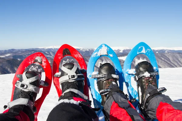 Dağlarda kar ayakkabıları üzerinde hiking kış. — Stok fotoğraf