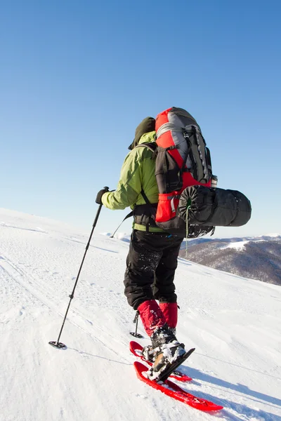 산에서의 겨울 하이킹. — 스톡 사진