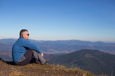 Backpacker dağlarda. Kafkas Dağları'da yürüyüş
