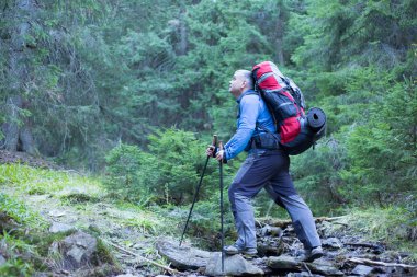 Backpacker dağlarda. Kafkas Dağları'da yürüyüş
