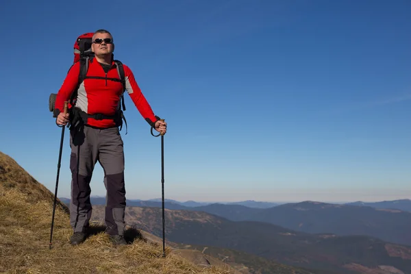 Backpacker dağlarda. Kafkas Dağları'da yürüyüş — Stok fotoğraf