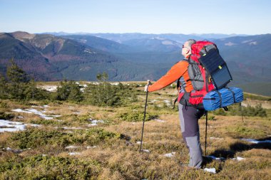 Çadır için bağlı güneş paneli. Güneş'ten cep telefon ücretleri yanında oturan adam.