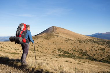 Backpacker dağlarda. Kafkas Dağları'da yürüyüş