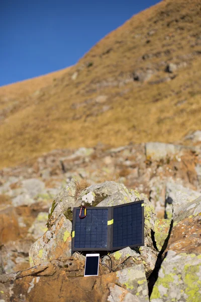 Solpanelen kopplad till tältet. Solar panel. — Stockfoto