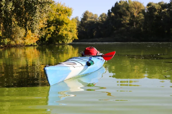 Kayak colorati sulla spiaggia tropicale . — Foto Stock