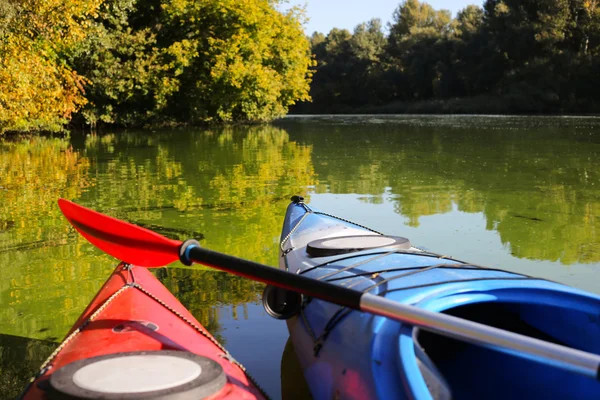 Kayaks colorés sur la plage tropicale . — Photo